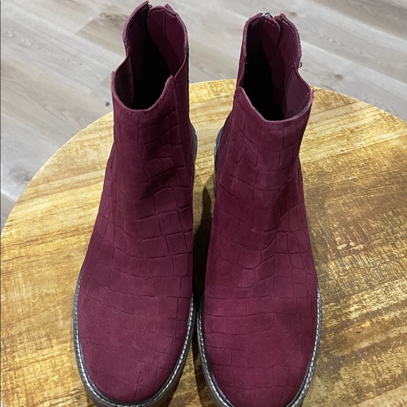 Vince Camuto Shoes - Vince Camuto women’s Deep Red Ankle Booties size 7.5